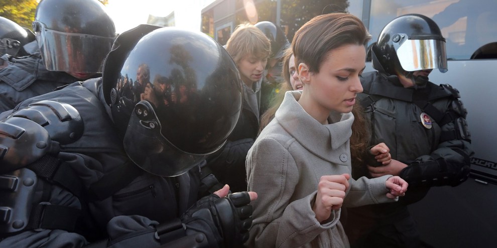 LGBTI*-Demonstrant*innen werden – wie hier 2013 in St. Petersburg – von der Polizei hart angefasst. © Keystone / Anatoly Maltsev