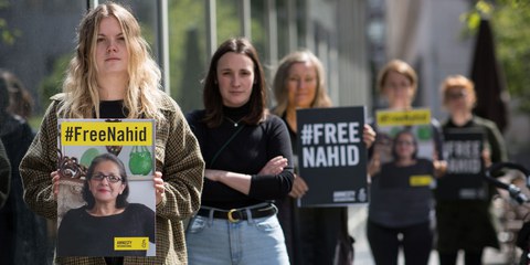 An der Seite von Nahid Taghavi: Amnesty-Aktivistinnen demonstrieren für die Freilassung der inhaftierten Frauenrechtlerin. © Jarek Godlewski / Amnesty International