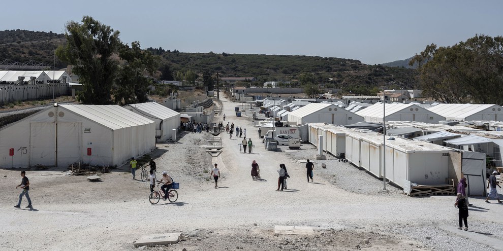 Ein für menschliche Nähe kaum geeigneter Ort: In den Lagern auf Lesbos gibt es keine Privatsphäre, wie die Familie Nikpa aus Afghanistan erfahren musste. © Dimitris Michalakis