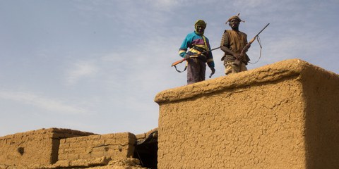Selbstverteidigungsmilizionäre im Zentrum von Mali: Auch diese Milizen respektieren die Menschenrechte nicht immer. © Bettina Rühl