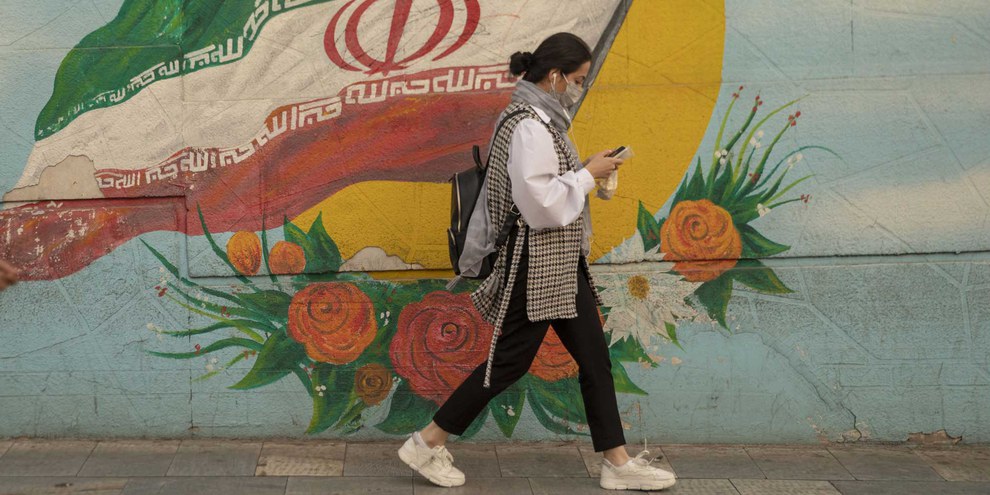 Mutige Form des Widerstands: Eine Frau geht mit unbedeckten Haaren durch Teheran, 1. November 2022. © Contributor / Getty Images