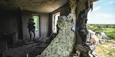 Als Journalistin ist man in der Ukraine mit schrecklichen Bildern konfrontiert – aber auch mit der Widerstandskraft der Bevölkerung. © xDmytroxSmoliyenkox/imago
