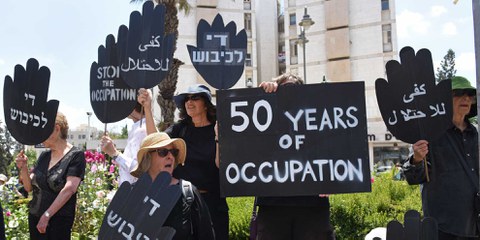 Eine stille Form des Protests: Mahnwache der Women in Black in Jerusalem. © Debbie Hill/UPI/Alamy