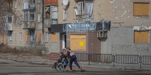 In der Ukraine sind Menschen mit Behinderungen besonders stark vom Krieg betroffen. Da die Flucht fast unmöglich ist, werden sie oft im Kriegsgebiet zurückgelassen. © REUTERS/Alex Babenko