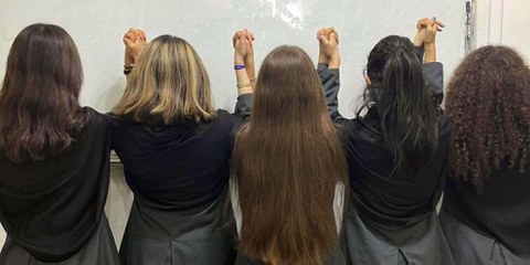 Der Zusammenhalt macht sie stark: Iranische Studentinnen protestieren mit offenem Haar gegen die Angriffe auf Mädchen und Frauen in Schulen. © private
