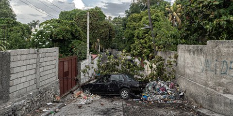 Eine von den Quartierbewohner*innen errichtete Barrikade, die die Banden daran hindern soll, ihre Entführungsaktionen durchzuführen. © Théophile Simon