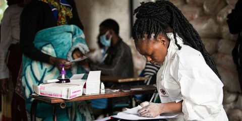 Die Zusammenarbeit mit der Bevölkerung ist zentral bei der Behandlung von und Sensibilisierung für Krankheiten im südlichen Afrika. © Thoko Chikondi / Keystone