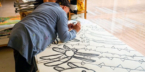 Jean-Yves Masset bei der Arbeit an schrägen Vögeln. © Jean-Marie Banderet / Olalla Piñeiro Trigo
