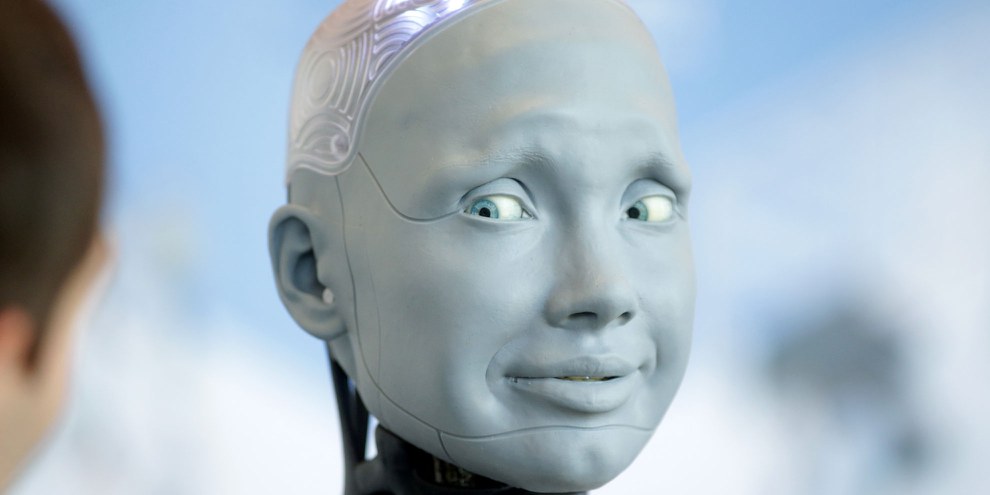 Der Roboter Ameca des britischen Herstellers Engineered Arts interagierte mit Besucher*innen eines Gipfels vom 6. Juli 2023 in Genf, an dem Expert*innen und Vertreter*innen internationaler Organisationen teilnahmen. Eingeladen hatten die Vereinten Nationen, um über das Potenzial der KI für die Stärkung der Menschheit zu diskutieren. © Johannes Simon / Getty Images