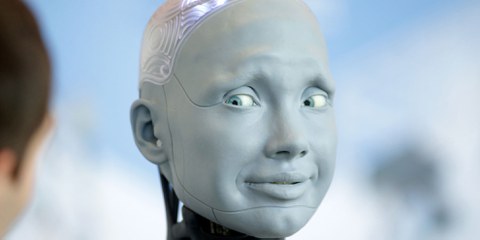Der Roboter Ameca des britischen Herstellers Engineered Arts interagierte mit Besucher*innen eines Gipfels vom 6. Juli 2023 in Genf, an dem Expert*innen und Vertreter*innen internationaler Organisationen teilnahmen. Eingeladen hatten die Vereinten Nationen, um über das Potenzial der KI für die Stärkung der Menschheit zu diskutieren. © Johannes Simon / Getty Images