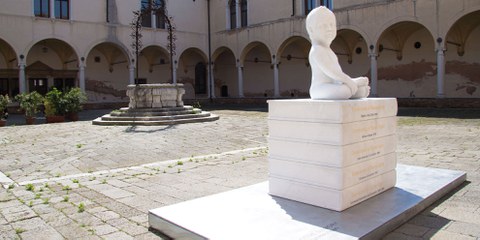 Die Skulptur «Collective Memory» im Innenhof des Global Campus of Human Rights in Venedig stösst Debatten über Menschenrechte an. © Koen Vanmechelen