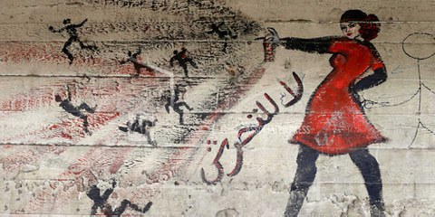 Widerstand stärken: Viele Kunstwerke in Ägypten thematisierten systematische sexuelle Gewalt des Staats gegen Frauen während der Proteste – und ihre Gegenwehr. »Nein zur sexuellen Belästigung«, ein Graffito von Mira Shihadeh (Kairo, Mai 2013). © Hassan Ammar/AP/pa // Weitere Beispiele von Street Art bei Klick aufs Bild