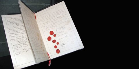 Die Genfer Konventionen sind eine essenzielle Komponente des humanitären Völkerrechts. Im Bild ein Faksimile des Originals des ersten Genfer Abkommens von 1864. 1949, nach dem Ende des Zweiten Weltkrieges, wurden  die vier überarbeiteten und ergänzten Genfer Abkommen verabschiedet, die auch heute noch in Kraft sind.© Kevin Quinn / Flickr