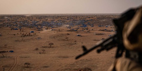 Sicherheitskräfte müssen Dörfer und Infrastruktur beschützen, da es regelmässig zu Überfällen von dschihadistischen Gruppen kommt, wie hier im Süden Malis, 2022. © Tanguy Vabatte/ IMAGO