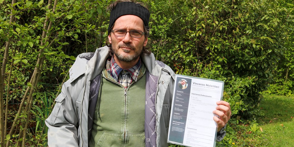 Vincent Molettieri zeigt stolz seinen Lebenslauf. Durch die Coronakrise verlor er seine Arbeit. © Rémi Carlier
