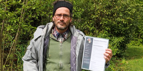 Vincent Molettieri zeigt stolz seinen Lebenslauf. Durch die Coronakrise verlor er seine Arbeit. © Rémi Carlier