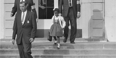 Vorbild für die Erzählung «Nachbarn»: Ruby Bridges musste 1960 auf dem Weg zur Schule von US-Marshals eskortiert werden.  © wikimedia /US DoJ