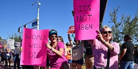 «Remember in November»: Unter diesem Slogan demonstrieren zahlreiche Aktivist*innen vor der Abstimmung in Arizona für das Recht auf einen sicheren Schwangerschaftsabbruch und machen klar, dass die Frage zum Recht auf den eigenen Körper die Präsidentschaftswahlen im November nachhaltig beeinflussen könnte. © Keystone / Frederic J. Brown