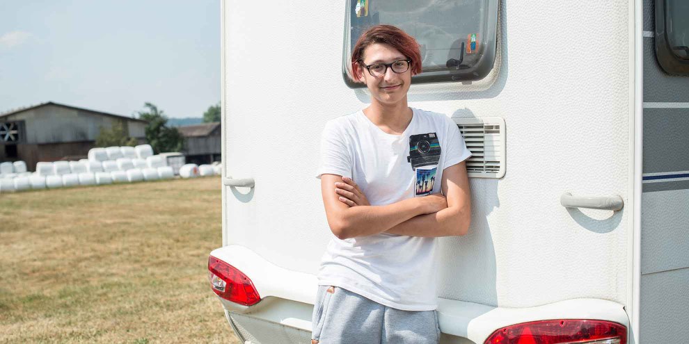 Jakub, 17 Jahre alt, wohnt im Winter auf einem Standplatz und ist im Sommer im Wohnwagen unterwegs. © Franziska Rothenbühler