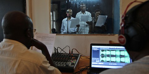 Seit 2004 ein Strassenfeger: Schauspieler*innen nehmen eine beliebte Seifenoper auf, die zur Förderung von Frieden und Versöhnung in Ruanda eingesetzt wird. © Ayoze O'Shanahan / AFP