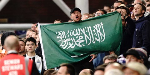 Viele Newcastle-Fans sehen die Übernahme ihres Clubs durch Saudi-Arabien kritisch – doch es gibt auch diejenigen, die die neuen Eigner feiern.  © Jonathan Brady/ Imago