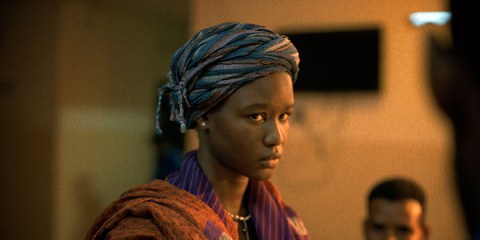 «Goodbye Julia»: Die gut situierte Mona aus dem Nordsudan hat unter unglücklichen Umständen den Tod eines Mannes aus dem Süden verursacht. Um ihre Schuld wiedergutzumachen, nimmt sie die Witwe Julia und deren Sohn bei sich auf. Die beiden Frauen nähern sich einander sanft an, doch das moralische Dilemma und die Unruhen im Land finden ihren Weg in das Haus. © trigon-film
