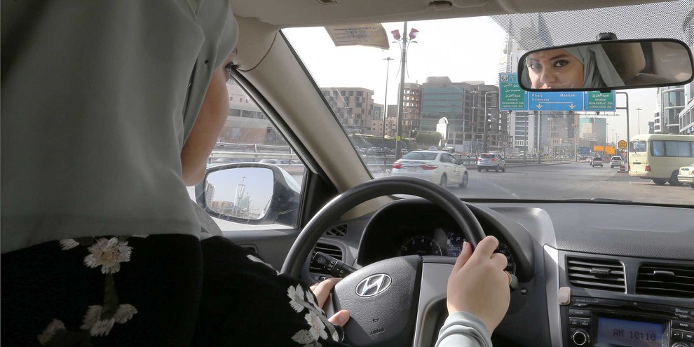 Dass saudische Frauen nun Auto fahren dürfen, wird als grosser Erfolg gefeiert. Dabei sind die Rechte der Frauen immer noch sehr beschnitten.  © Ahmed Yosri / Keystone