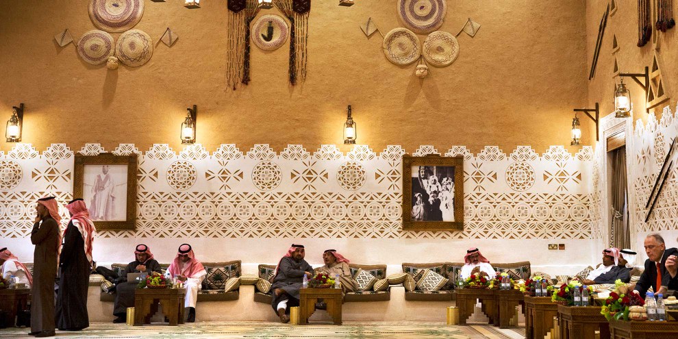 Im Warteraum für eine Audienz: Ausländische Diplomat*innen, CEOs und saudische Geschäftsleute geben sich in Saudi-Arabien derzeit die Klinke in die Hand. © Jacquelyn Martin, Pool / AP