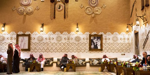 Im Warteraum für eine Audienz: Ausländische Diplomat*innen, CEOs und saudische Geschäftsleute geben sich in Saudi-Arabien derzeit die Klinke in die Hand. © Jacquelyn Martin, Pool / AP