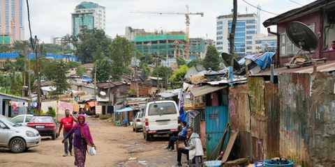 Die neuen Hochhaus-Quartiere verdrängen die Siedlungen der Armen in Addis Abeba. © Andrzej Rybak