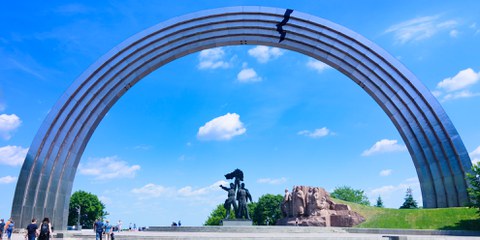 Einst Symbol der Völkerfreundschaft, heute «Bogen der Freiheit des ukrainischen Volkes» – sowjetische Denkmäler werden entfernt oder uminterpretiert.  © Keystone/Mauritius images/Volker Preusser