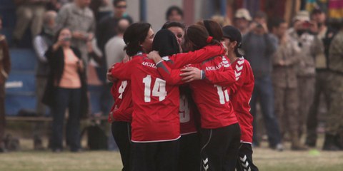 Die Spielerinnen des afghanischen Frauenfussballteams stehen zusammen und kämpfen für ihre Leidenschaft – auch im Exil. © Altaf Qadri / AP Photo / Keystone