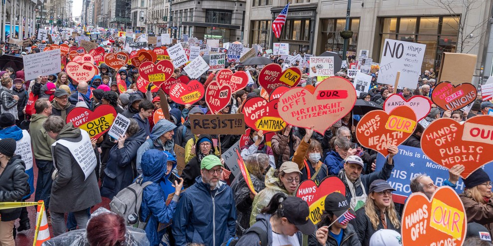 Am 5. April demonstrierten in New York mehr als 15 000 Menschen gegen die Politik der Regierung. © Lev Radin / shutterstock