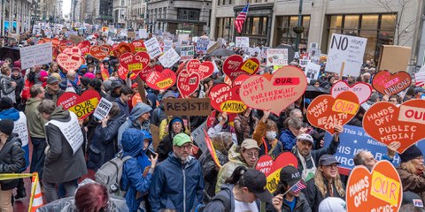 Am 5. April demonstrierten in New York mehr als 15 000 Menschen gegen die Politik der Regierung. © Lev Radin / shutterstock