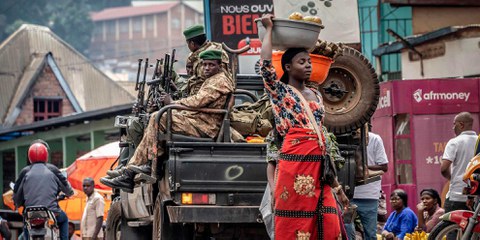 Mitglieder der bewaffneten Gruppierung M23 patrouillieren regelmässig durch die Stadt Bukavu: Trotzdem beharrt die Regierung der DRK darauf, die Situation unter Kontrolle zu haben. © Luis TATO / AFP / Keystone