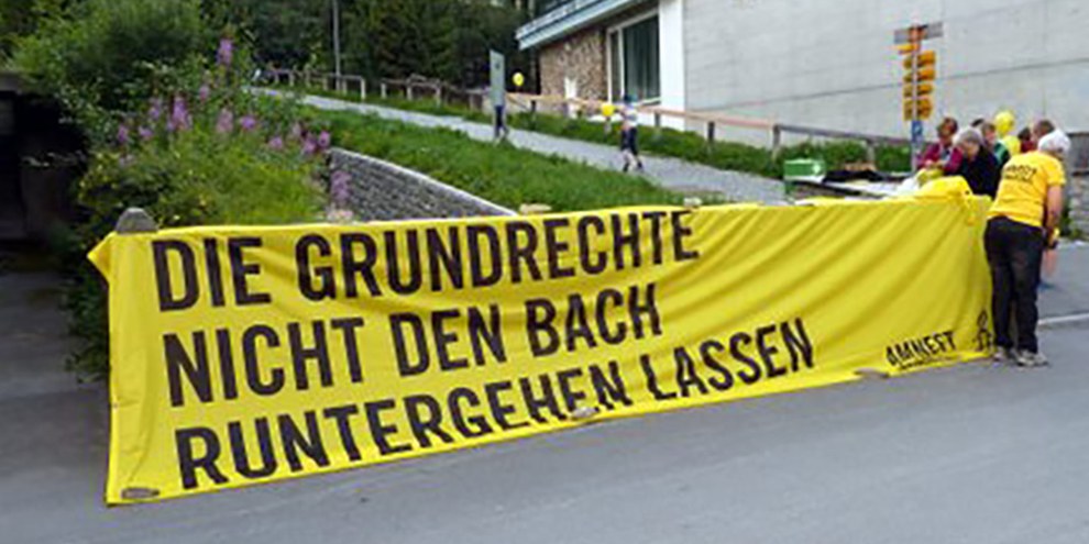 Die Amnesty Gruppe Davos/Klosters an der Verkehrsfreien Promenade 2015.
