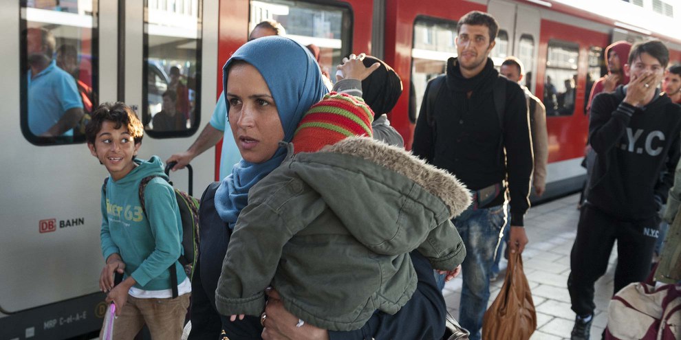 Eine Mutter und ihr Kind am Bahnhof München. © Shutterstock