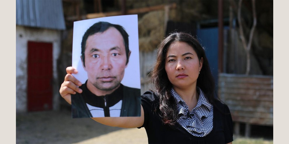 Chinesische Kasachin in Kasachstan mit dem Bild ihres Vaters, der in Xinjiang verschwunden ist. © privat