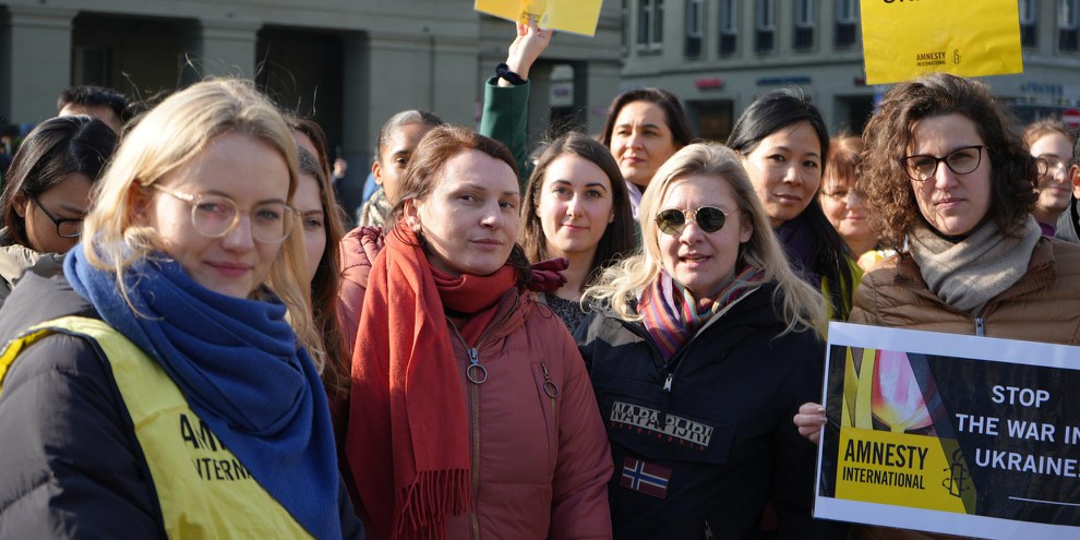 Seit Beginn des russischen Angriffkrieges gegen die Ukraine engagieren sich Aktivist*innen gegen den völkerrechtswidrigen Krieg und für den Schutz der zivilen Bevölkerung. © Amnesty Schweiz