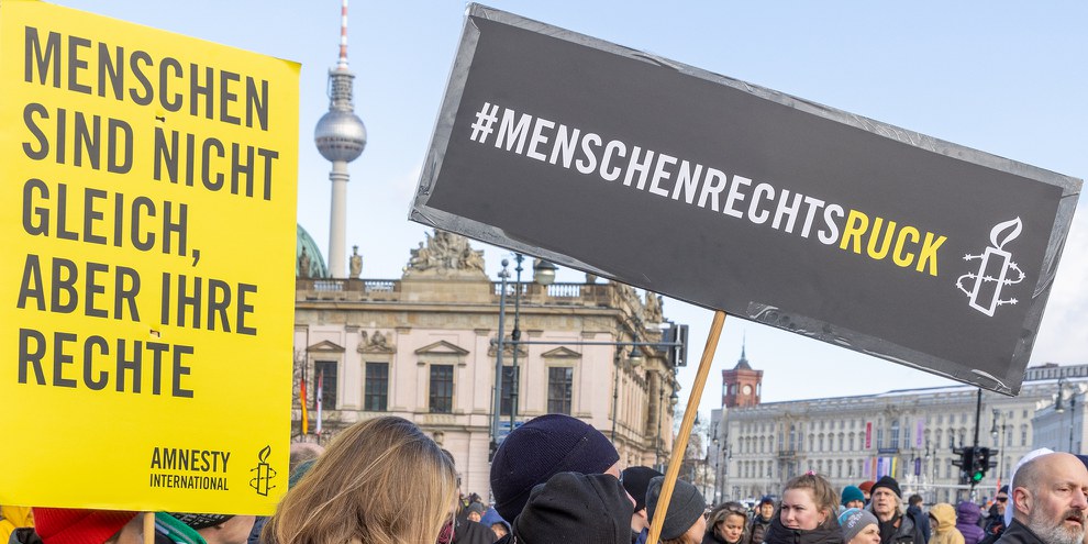 Hunderttausende protestieren im Februar 2025 in Berlin für eine klare Abgrenzung gegen rechtsextreme Parteien. © Amnesty International, Stéphane Lelarge
