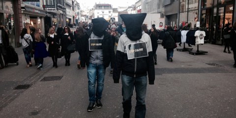 Aktion gegen Folter quer durch die Basler Altstadt der Jugendgruppe Basel © zvg