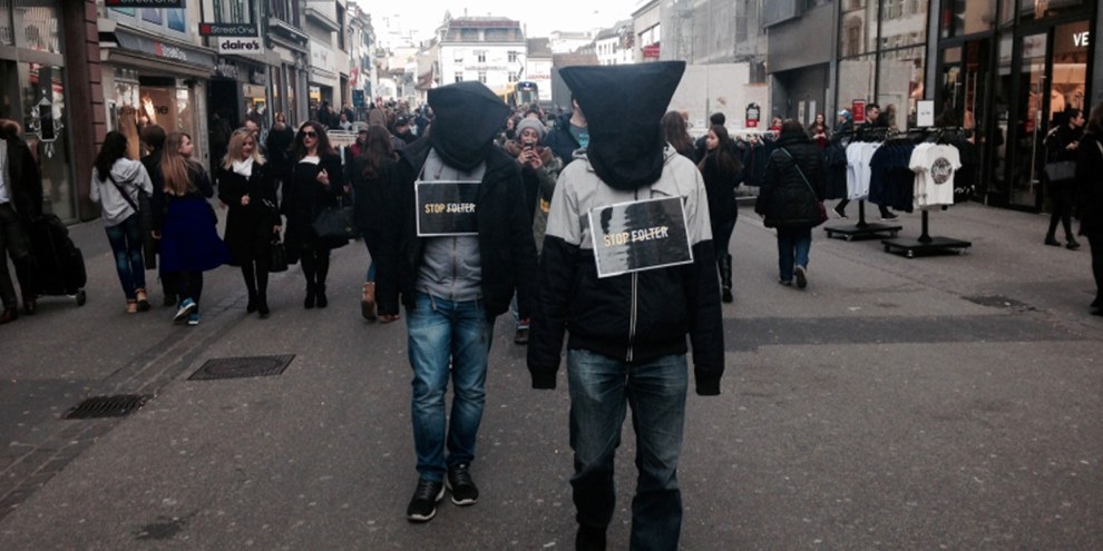 Aktion gegen Folter quer durch die Basler Altstadt der Jugendgruppe Basel © zvg