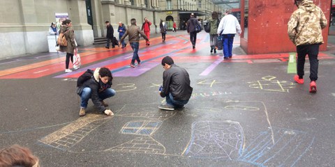 Die Jugendgruppe Bern hinterlässt ihre Botschaften in der Berner Altstadt © zvg