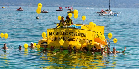 Die Profi-SchwimmerInnen vor dem Amnesty-Pedalo «Die AthletInnen engagieren sich für Olympische Spiele ohne Menschenrechtsverletzungen» © P-A Cordey