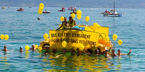 Die Profi-SchwimmerInnen vor dem Amnesty-Pedalo «Die AthletInnen engagieren sich für Olympische Spiele ohne Menschenrechtsverletzungen» © P-A Cordey