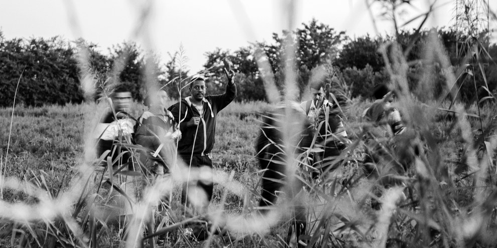 Des réfugié·e·s et migrant·e·s en Hongrie, septembre 2015. © Attila Husejnow