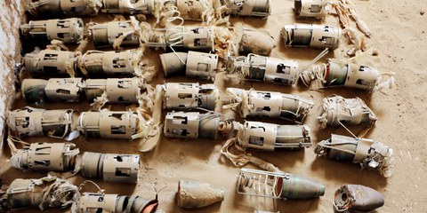 Les restes de sous-munitions d'une bombe aérienne fabriquée au Royaume-Uni, à Hajjah dans le nord du Yémen. © Amnesty International