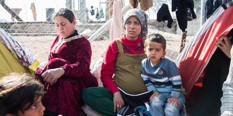 Une famille de réfugié·e·s e à la frontière grècque. © Fotis Filippou