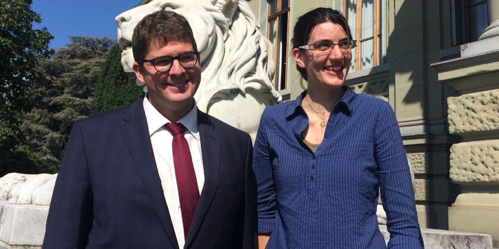 Flavie Bettex aux côtés de son avocat Maître Bigler. © Amnesty International
