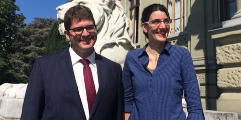 Flavie Bettex aux côtés de son avocat Maître Bigler. © Amnesty International